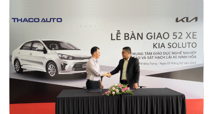 THACO AUTO Khanh Hoa hands over 52 Kia Soluto worth 20 billion dongs
