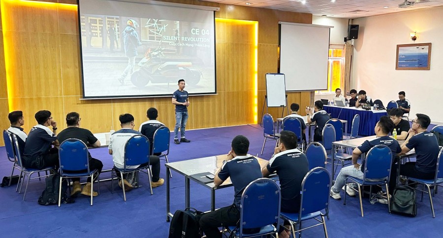THACO AUTO gives training on BMW Motorrad CE 04 all-electric scooters
